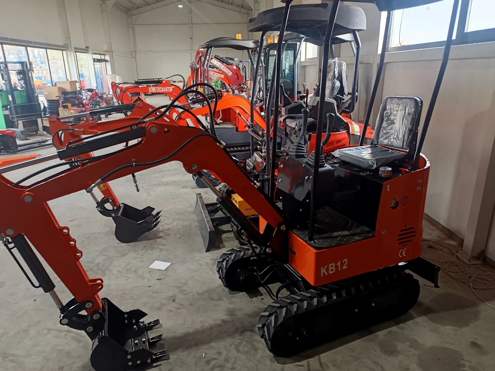 Багер Kobelco 1, 2 тона  13к.с., снимка 9 - Индустриална техника - 56130123