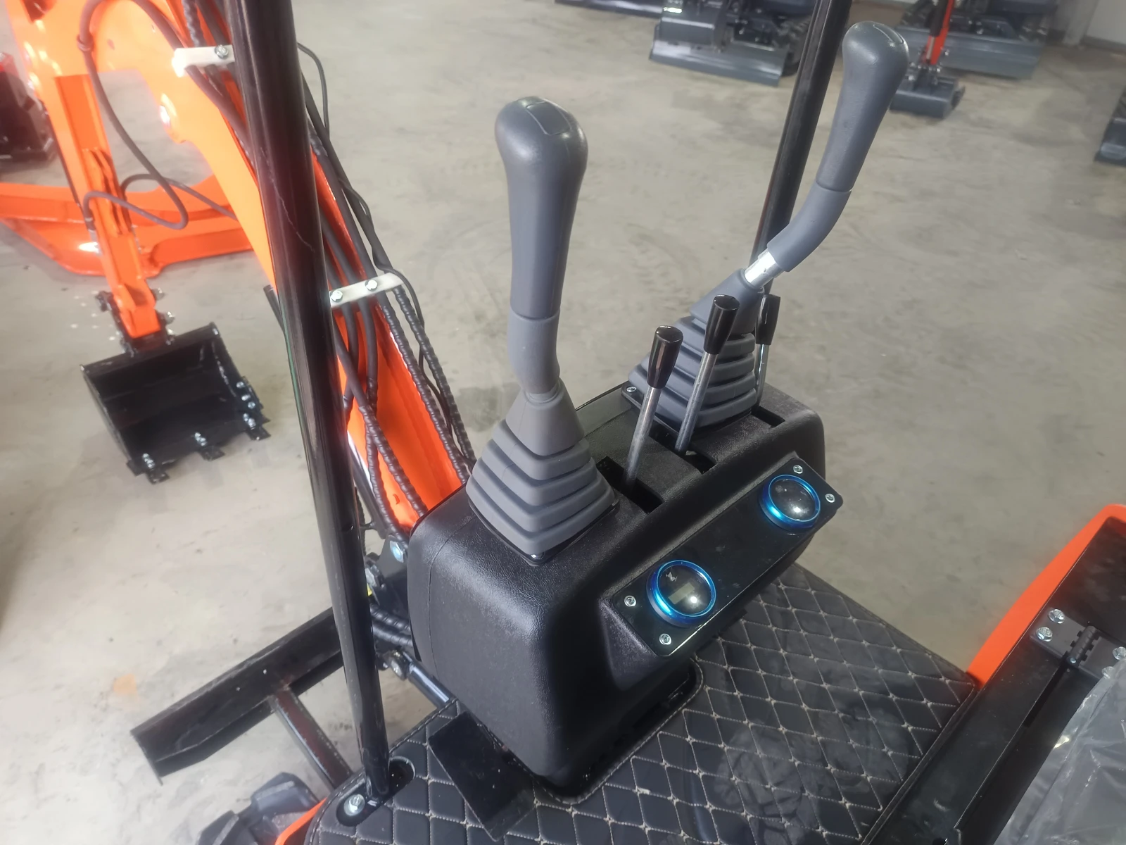 Багер Kobelco 1, 2 тона  13к.с., снимка 3 - Индустриална техника - 56130123