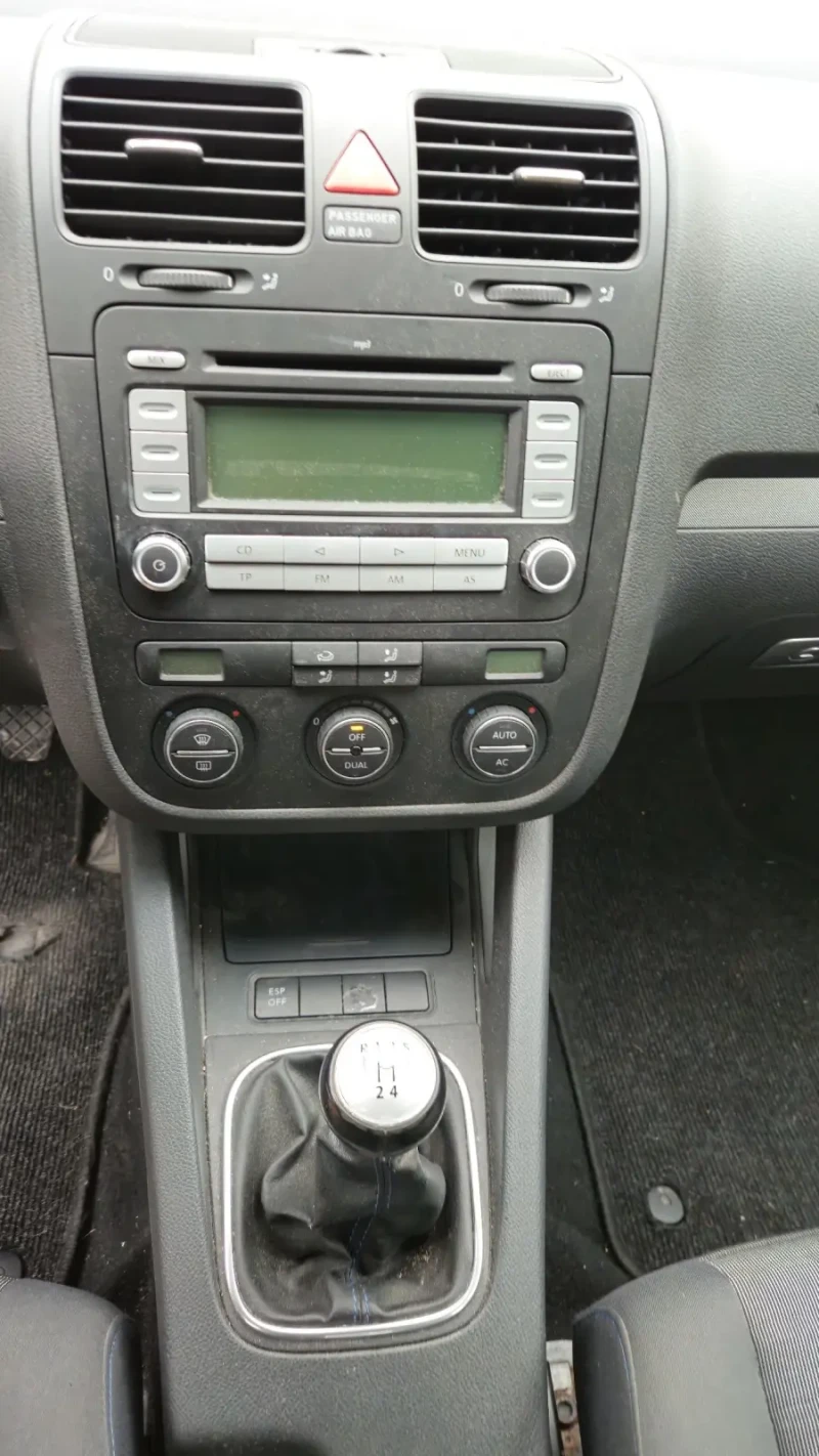 VW Golf 1.6, снимка 9 - Автомобили и джипове - 52371812