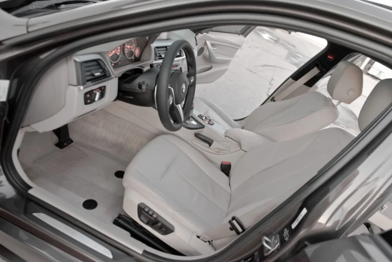BMW 330 M-performance , снимка 11 - Автомобили и джипове - 52529135