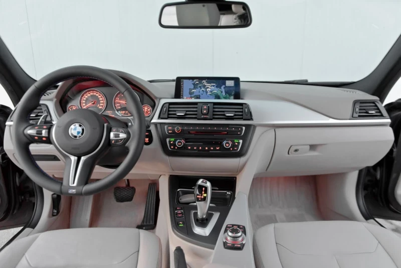 BMW 330 M-performance , снимка 12 - Автомобили и джипове - 52529135