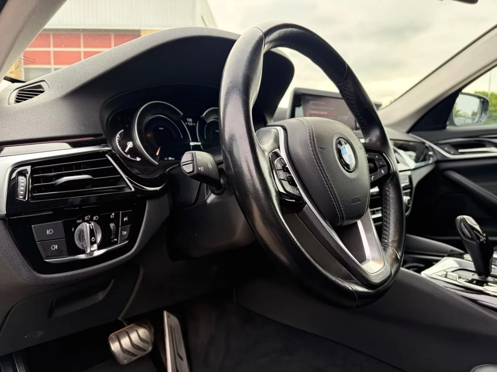 BMW 530E Hybrid iPerformance M-Sport Led Aut R20, снимка 12 - Автомобили и джипове - 54966280
