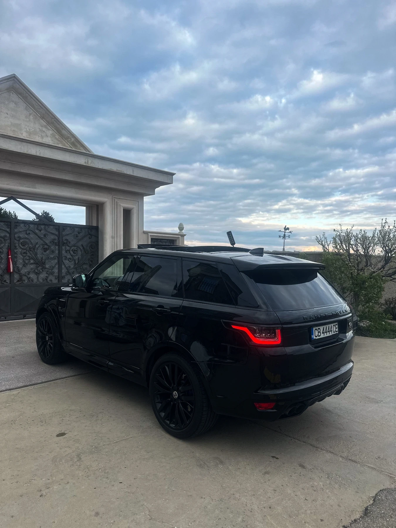 Land Rover Range Rover Sport SVR - изображение 3