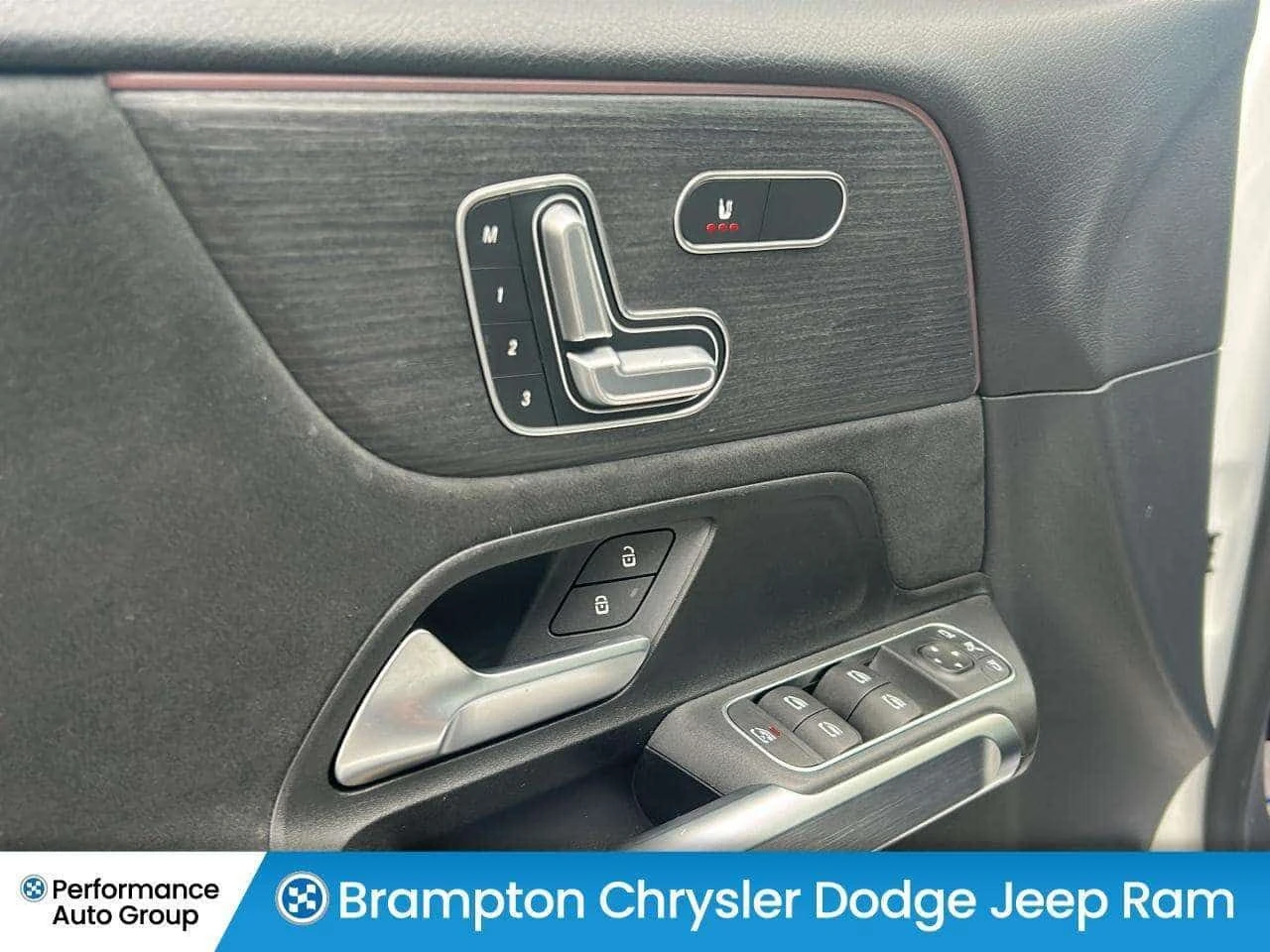 Mercedes-Benz GLB * 250  * CARFAX * Фиксирана цена до БГ * , снимка 10 - Автомобили и джипове - 54060137