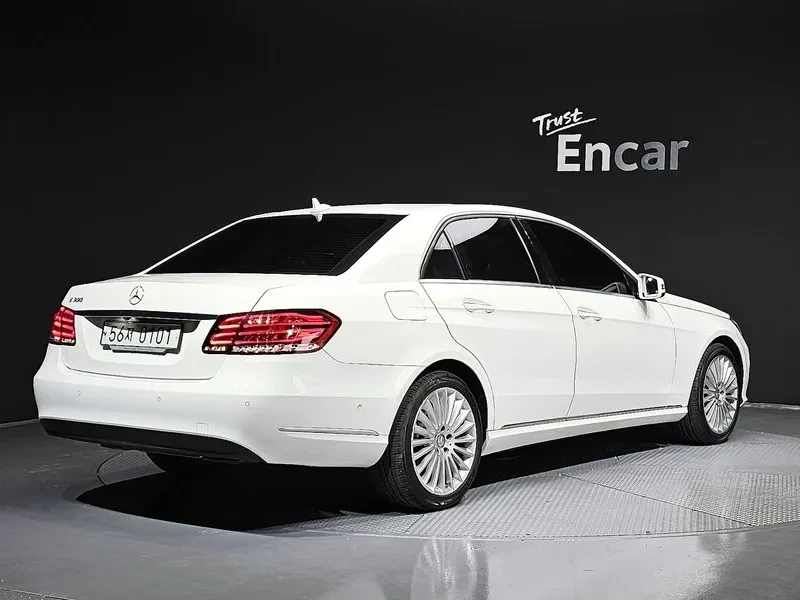 Mercedes-Benz E 300 Elegance - САМО 30% АВАНС, снимка 4 - Автомобили и джипове - 56002489