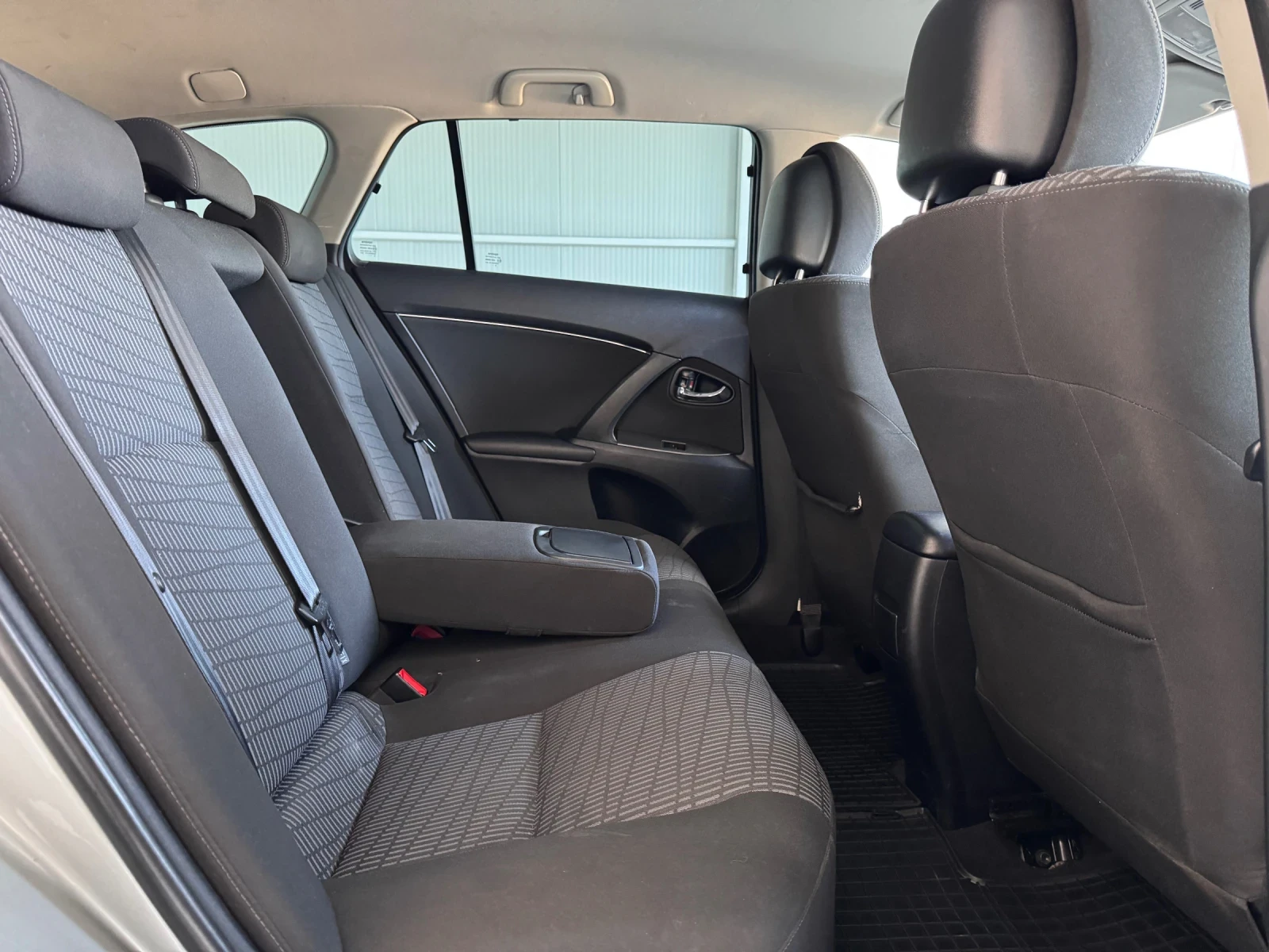 Toyota Avensis 2.0-D4D-NAVI+ KAMERA, снимка 12 - Автомобили и джипове - 53878739