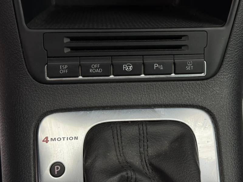 VW Tiguan 2.0TDi * 4x4* * DSG* * Ксенон* * Навигация* , снимка 16 - Автомобили и джипове - 52697318