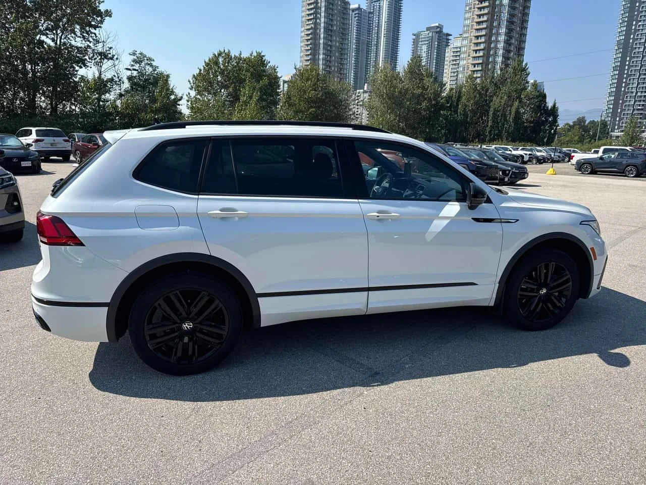 VW Tiguan * Comfortline R Line Black Edition * CARFAX * БЕЗ , снимка 3 - Автомобили и джипове - 55584801