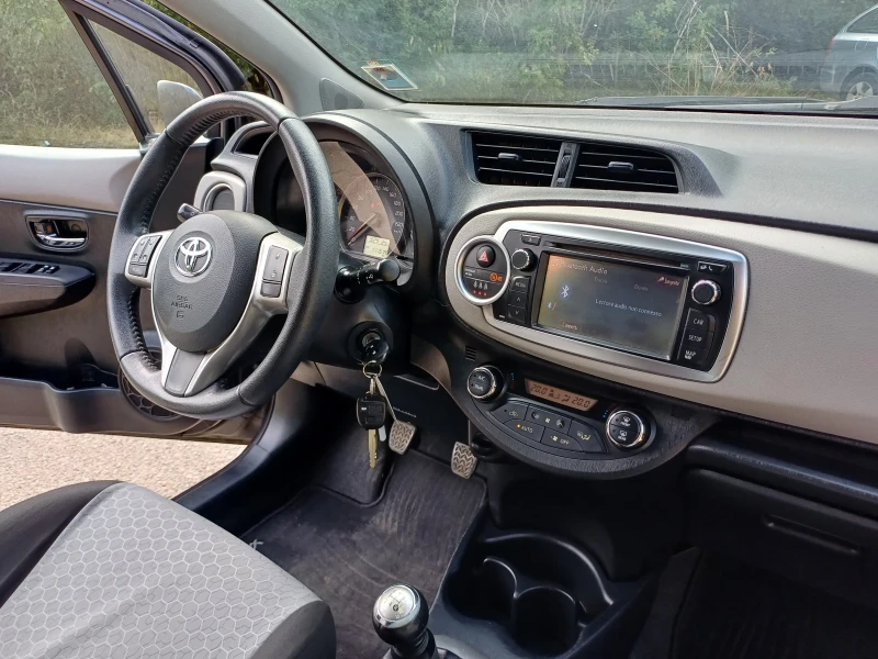 Toyota Yaris 1.0i, снимка 12 - Автомобили и джипове - 46830652