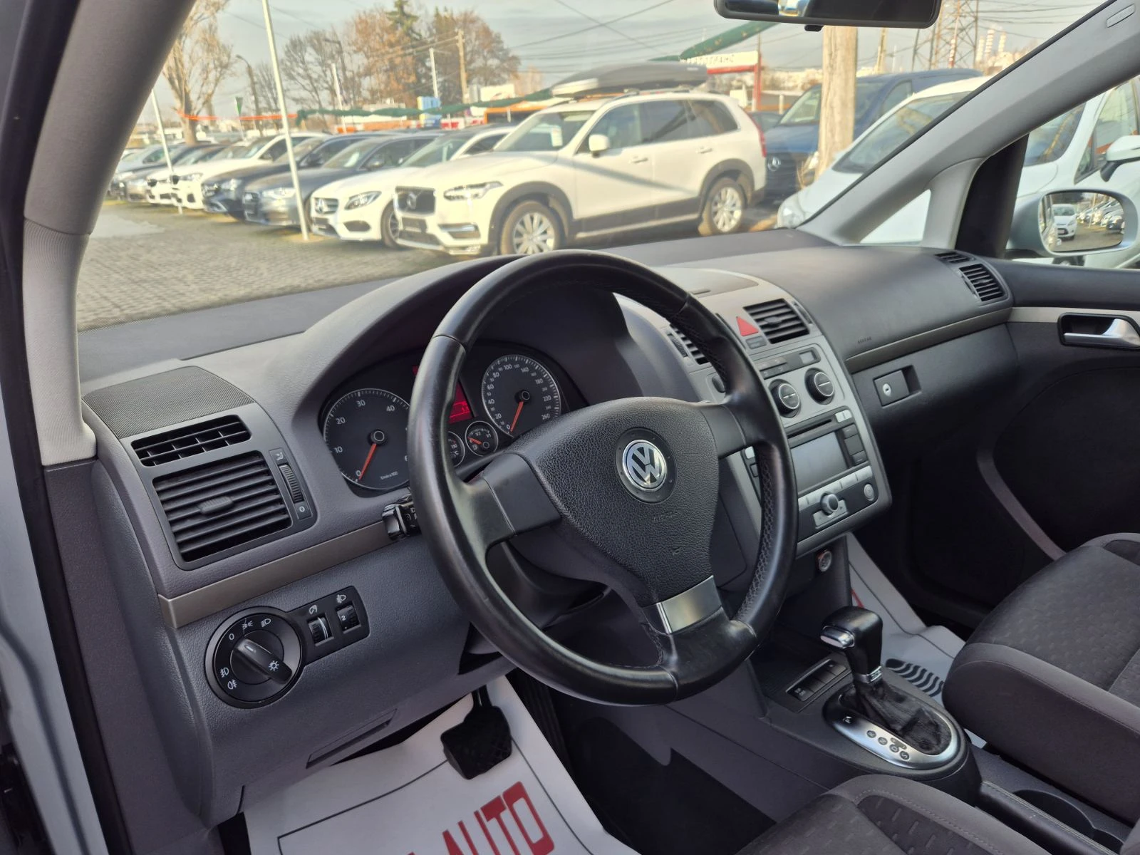 VW Touran 1.9TDI-DSG-7 МЕСТА-FACE LIFT - изображение 8