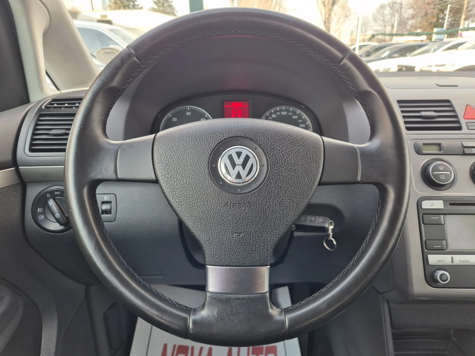 VW Touran 1.9TDI-DSG-7 МЕСТА-FACE LIFT - изображение 9