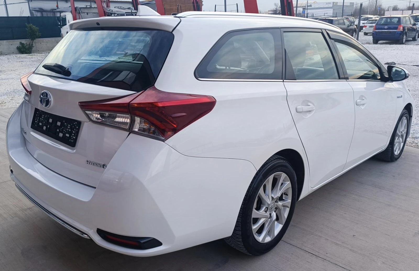 Toyota Auris 1.8 Hybrid - изображение 4