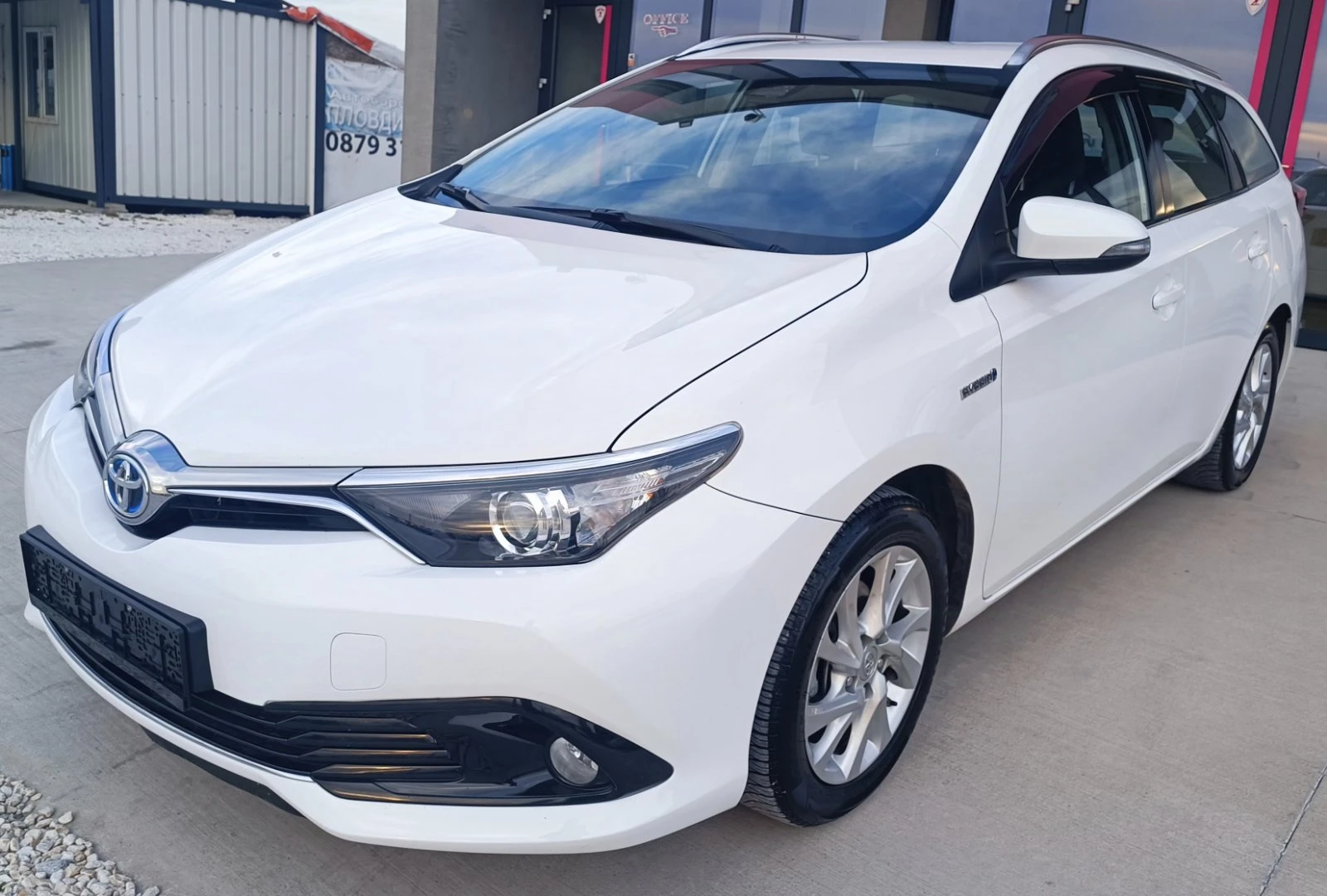 Toyota Auris 1.8 Hybrid - изображение 2