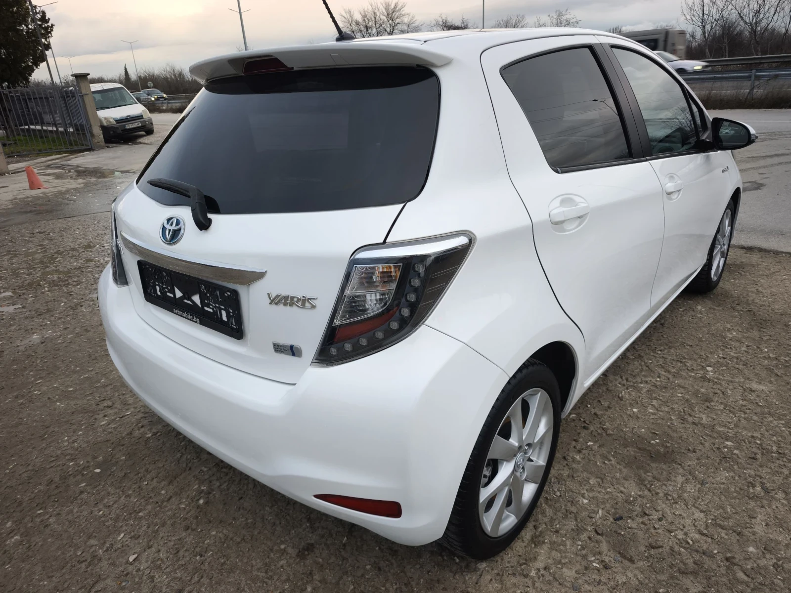 Toyota Yaris 1.5HYBRID LOUNGE NEW !!! - изображение 4