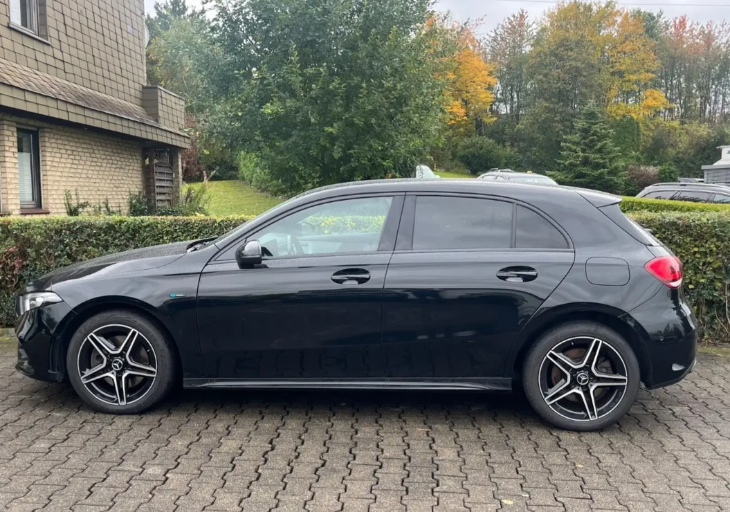 Mercedes-Benz A 250 e AMG Night LED Ambiente, снимка 4 - Автомобили и джипове - 54370985