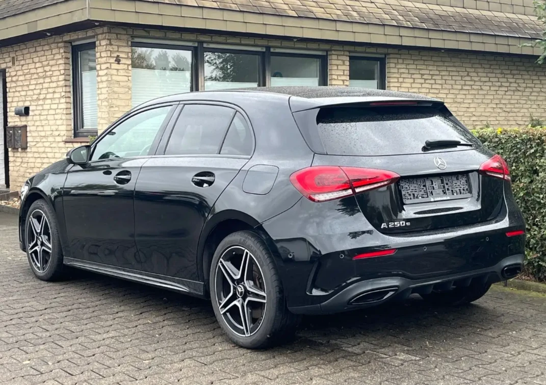 Mercedes-Benz A 250 e AMG Night LED Ambiente, снимка 5 - Автомобили и джипове - 54370985