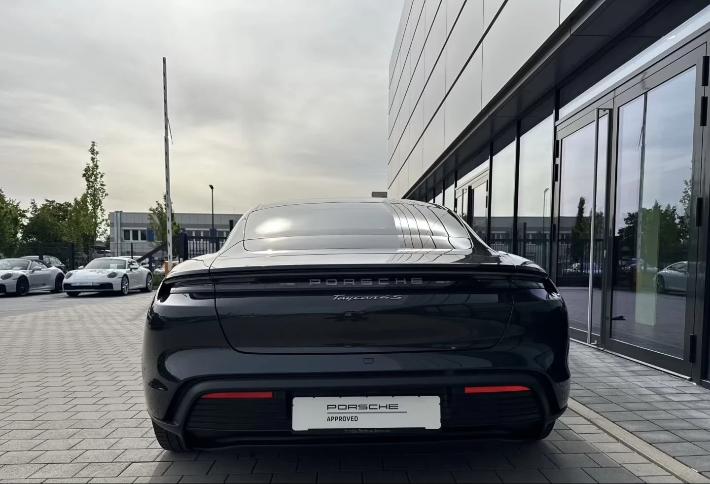 Porsche Taycan 4s FACELIFT Porsche Approved DIST PANO 360* MATRIX, снимка 5 - Автомобили и джипове - 55715631
