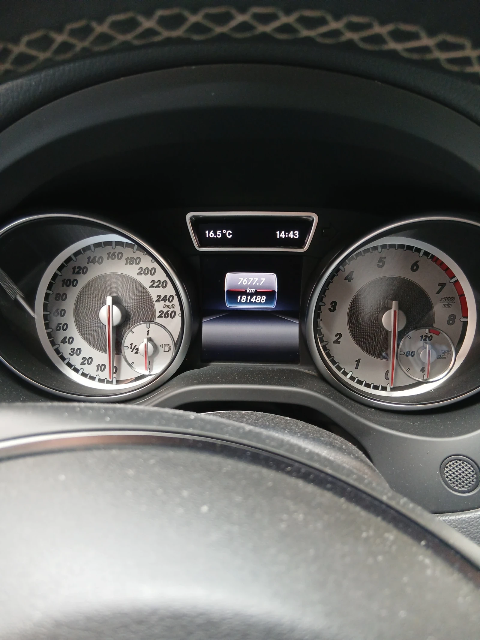 Mercedes-Benz CLA 180, снимка 5 - Автомобили и джипове - 54792103