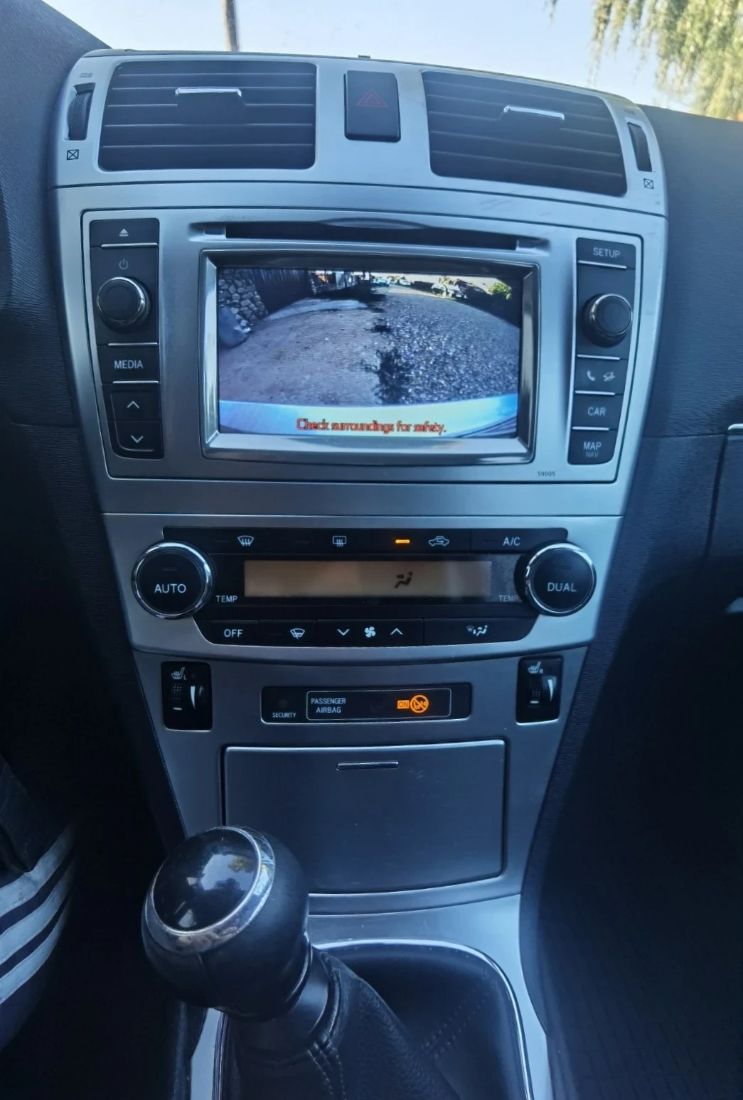 Toyota Avensis  Facelift 2.0 D-4D 126 к.с Навигация/Камера, снимка 15 - Автомобили и джипове - 55675913