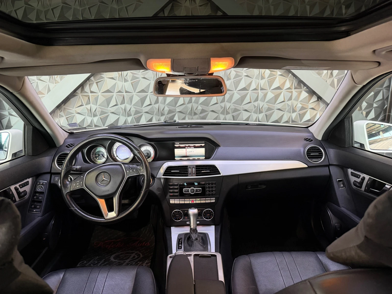 Mercedes-Benz C 220 CDI 4 MATIC* FULL Ekcmpu* ПАНОРАМА * HARMAN/KARDON, снимка 6 - Автомобили и джипове - 55681562