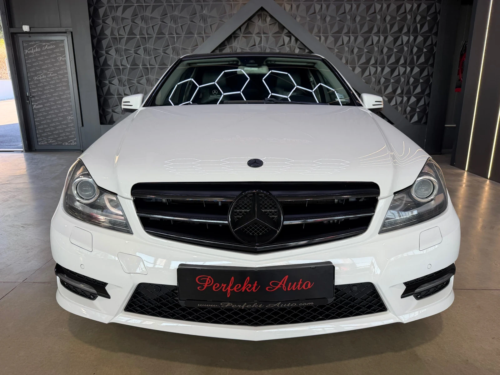 Mercedes-Benz C 220 CDI 4 MATIC* FULL Ekcmpu* ПАНОРАМА * HARMAN/KARDON, снимка 2 - Автомобили и джипове - 55681562