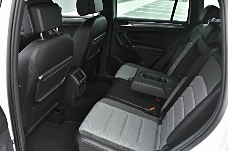 VW Tiguan 2.0TDI/3xR Line/4motion/Distronic/Cam360/KeyLess//, снимка 15 - Автомобили и джипове - 52645333