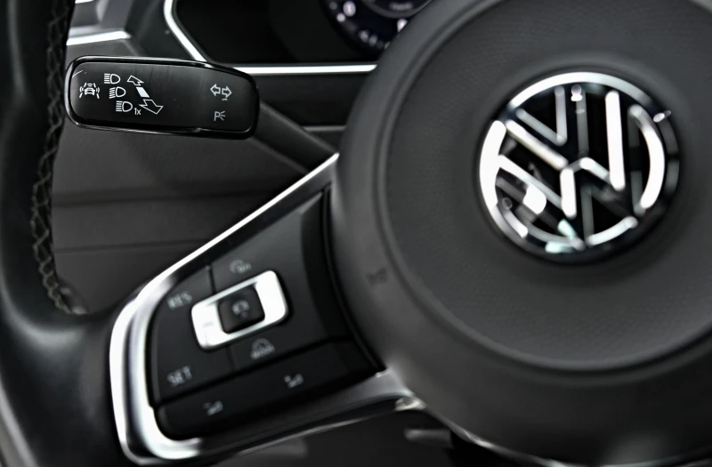 VW Tiguan 2.0TDI/3xR Line/4motion/Distronic/Cam360/KeyLess//, снимка 10 - Автомобили и джипове - 52645333