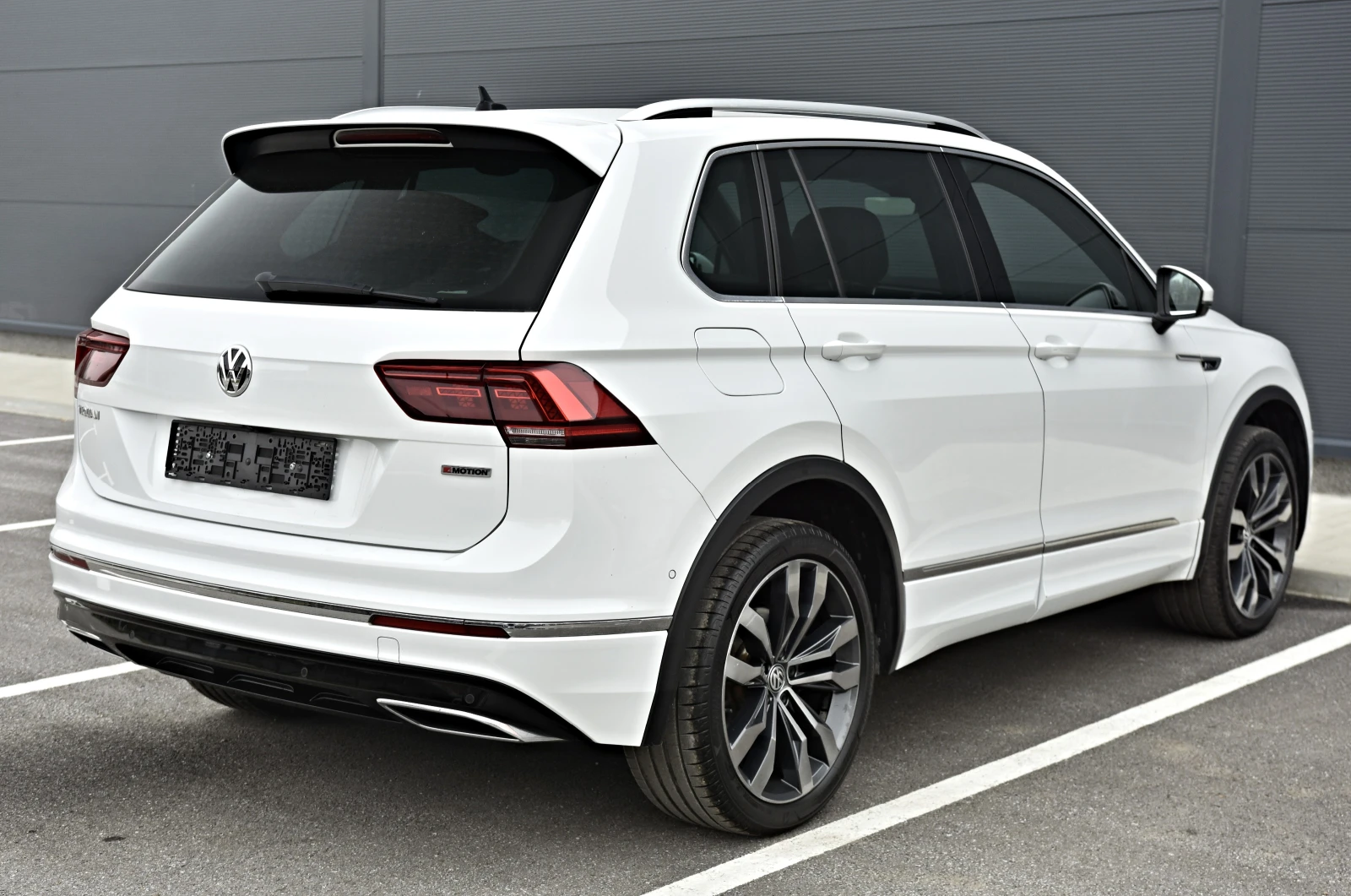 VW Tiguan 2.0TDI/3xR Line/4motion/Distronic/Cam360/KeyLess// | Mobile.bg   4