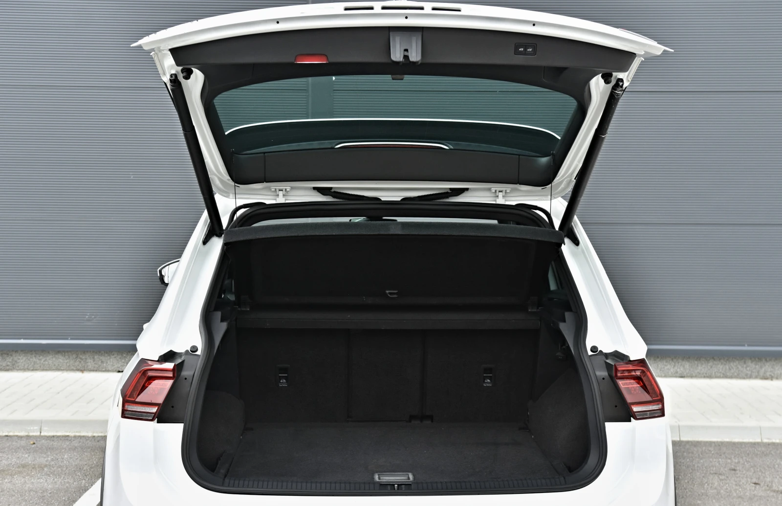 VW Tiguan 2.0TDI/3xR Line/4motion/Distronic/Cam360/KeyLess// | Mobile.bg   17