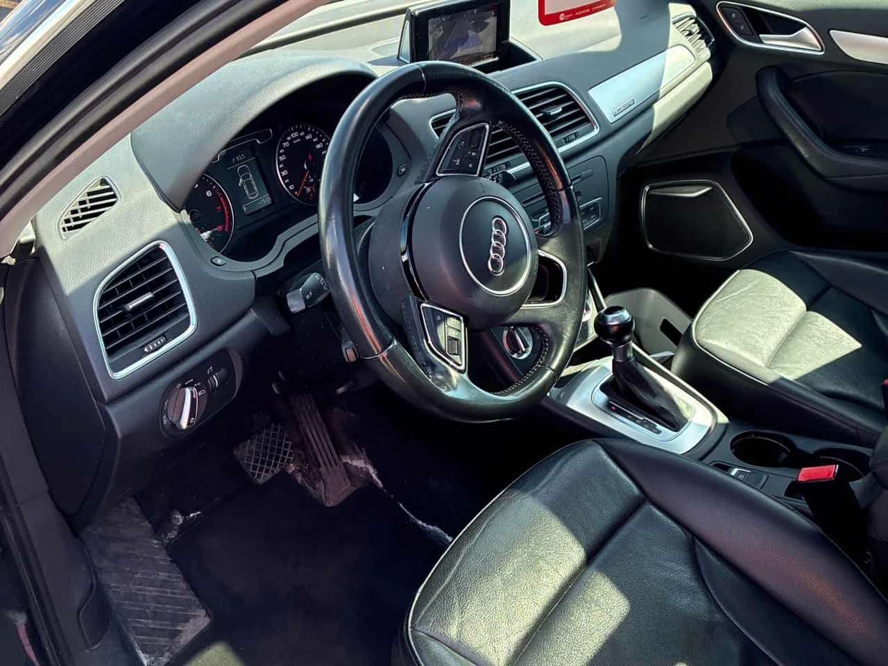 Audi Q3 TECHNIK QUATTRO * ПАНОРАМА* ПОДГРЕВИ* ДВА КЛЮЧА* , снимка 8 - Автомобили и джипове - 54323960