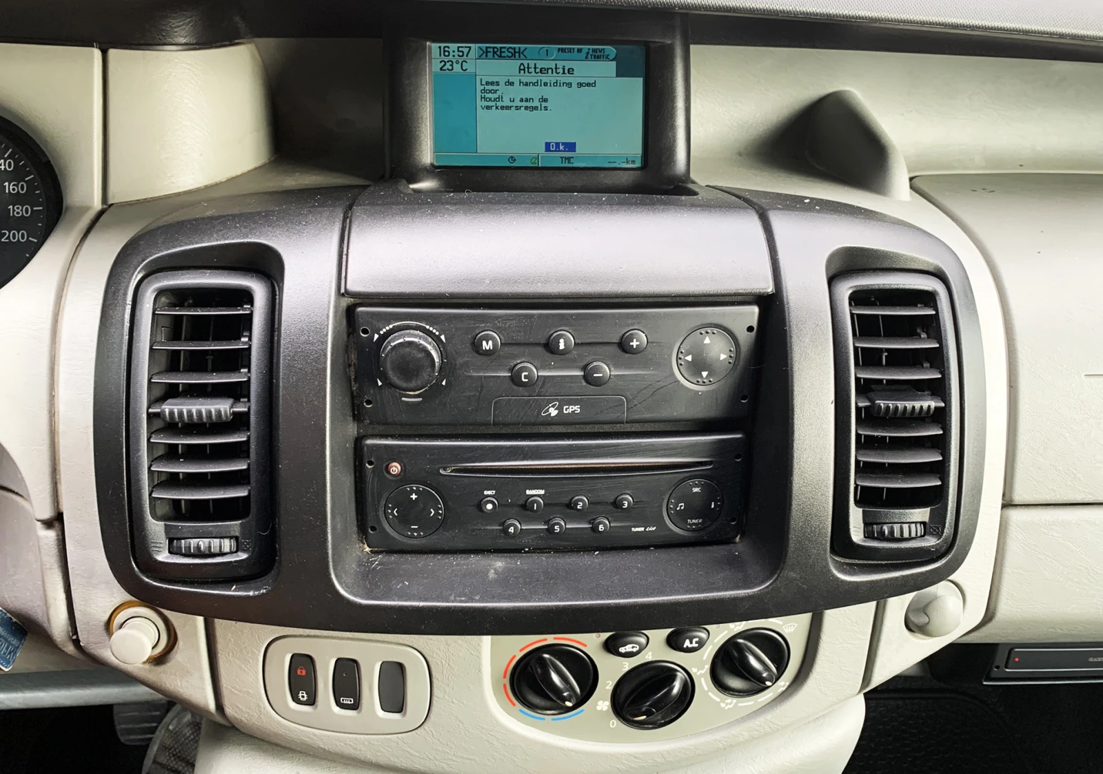 Renault Trafic 2.5 DCI 135 к.с. 5 места 6 ск. КЛИМАТИК, снимка 13 - Бусове и автобуси - 55979268