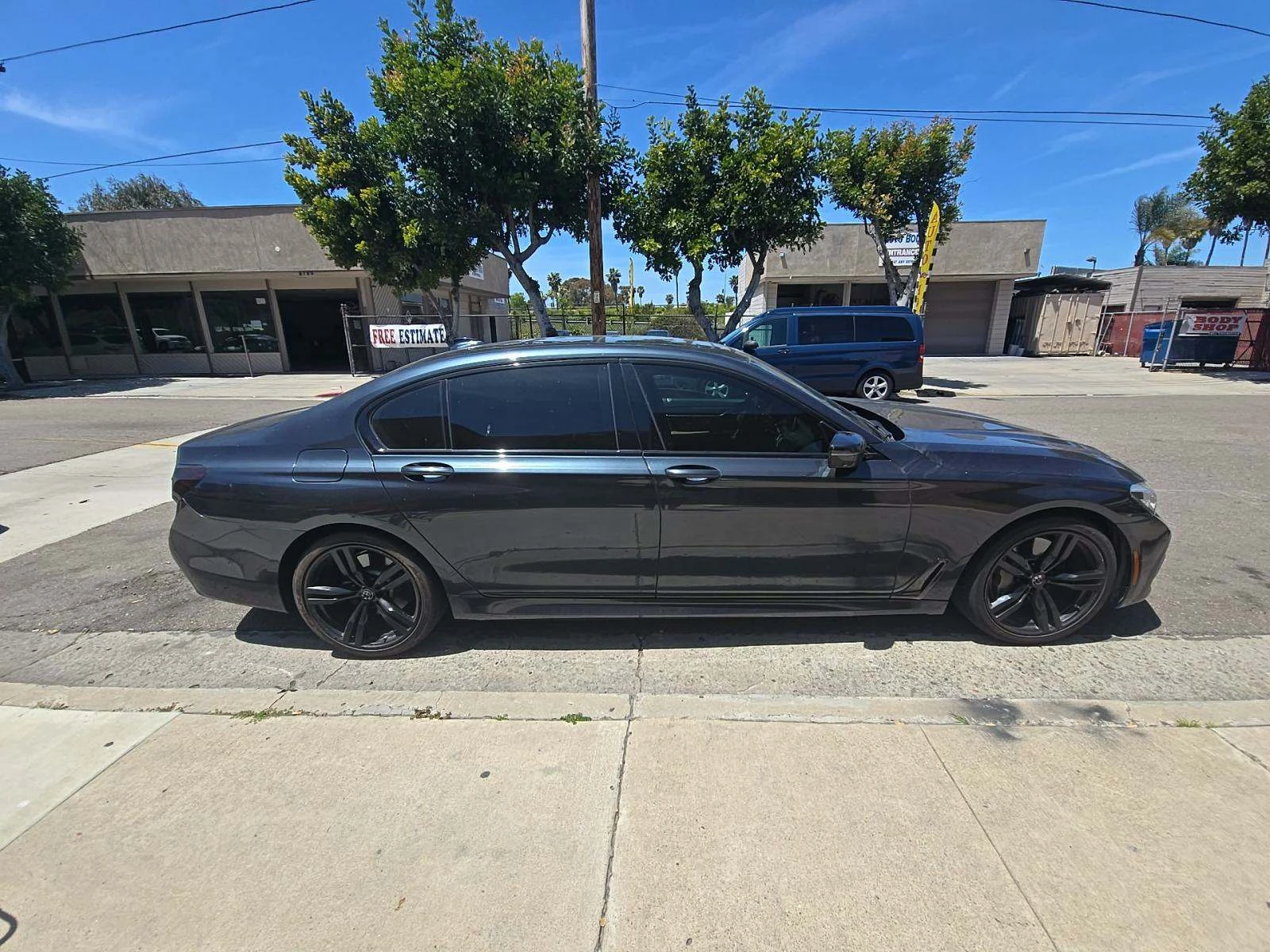 BMW 750 M-PACK* HEADUP* МАСАЖ* ОБДУХ* АЛКАНТАРА* ПАНО* ТВ* - изображение 3