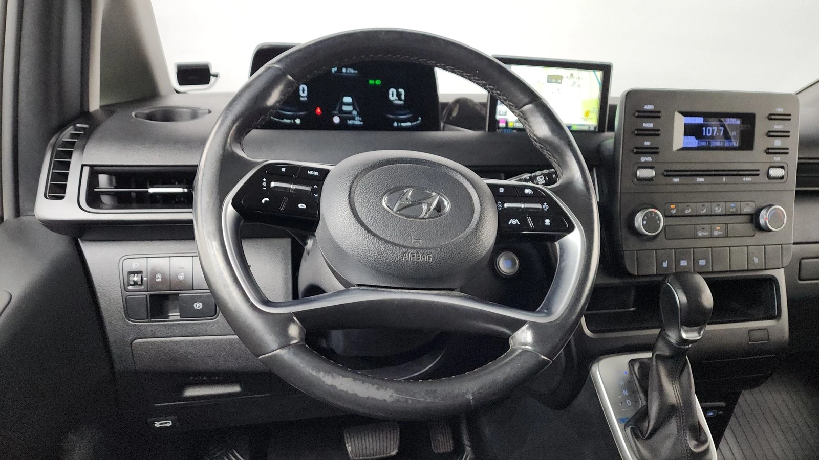 Hyundai Staria Modern* BLIND SPOT* ПОДГРЕВ ВОЛАН* КРАЙНА ЦЕНА, снимка 14 - Автомобили и джипове - 55367073