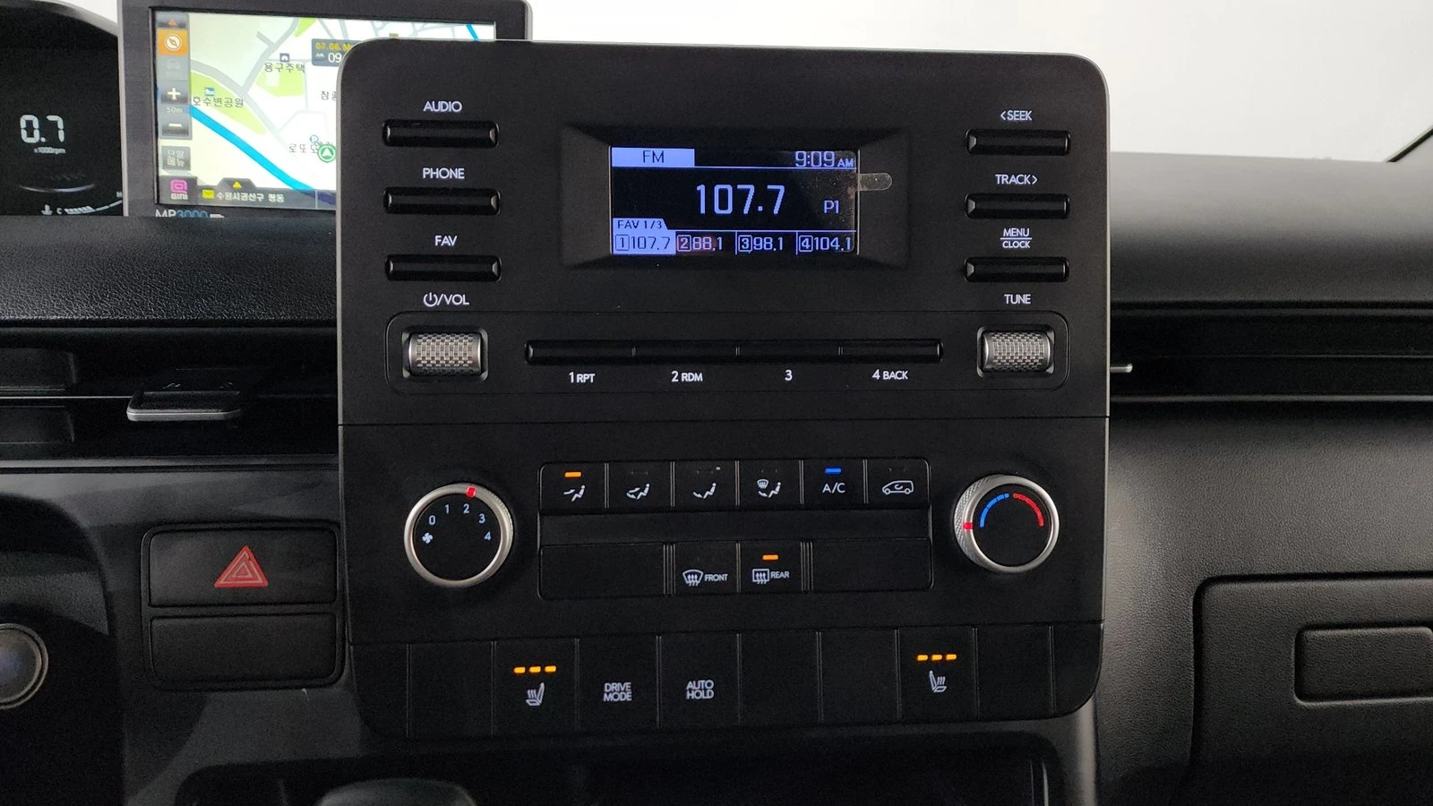 Hyundai Staria Modern* BLIND SPOT* ПОДГРЕВ ВОЛАН* КРАЙНА ЦЕНА, снимка 12 - Автомобили и джипове - 55367073