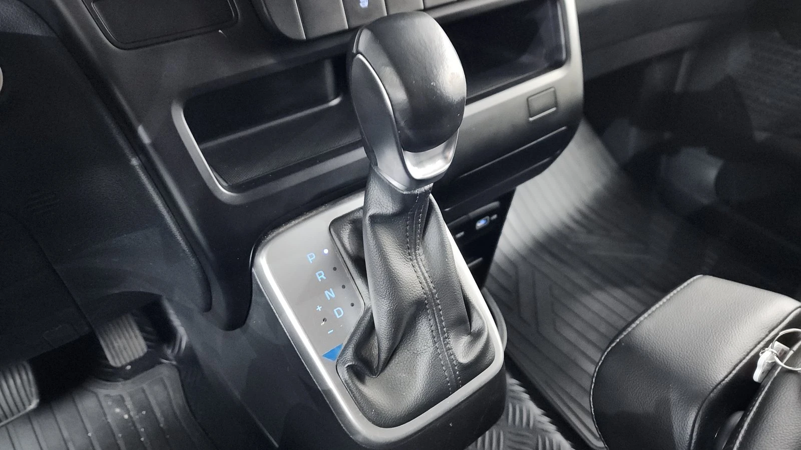 Hyundai Staria Modern* BLIND SPOT* ПОДГРЕВ ВОЛАН* КРАЙНА ЦЕНА, снимка 9 - Автомобили и джипове - 55367073
