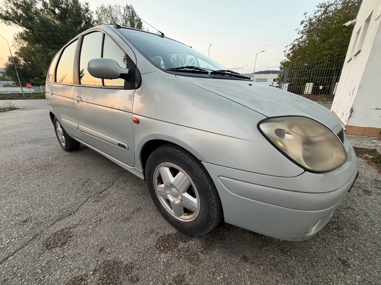 Renault Scenic 1.6 бензин, снимка 3 - Автомобили и джипове - 56303192