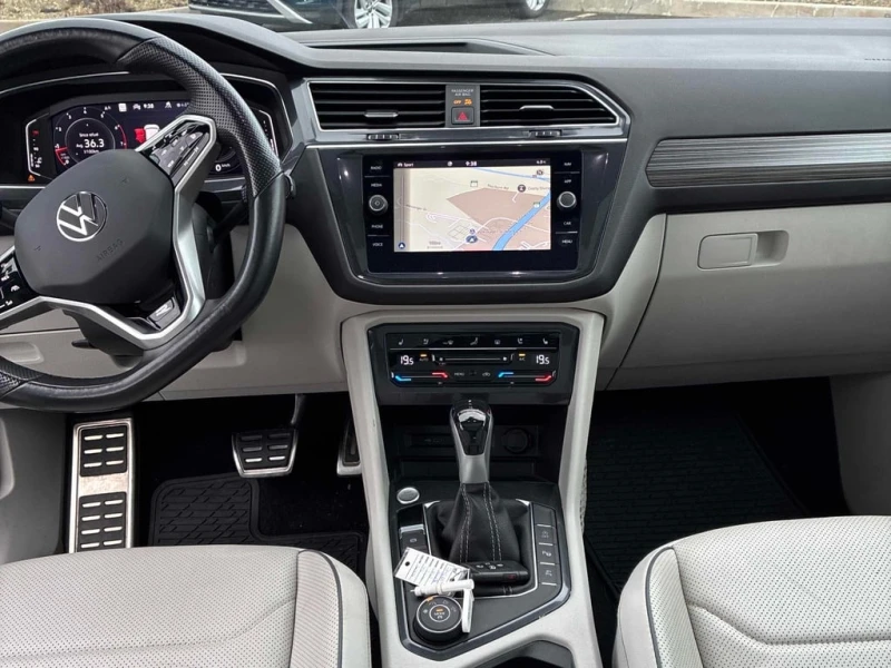 VW Tiguan Highline R Line * PANO* NAVI* HEATED SEATS, снимка 9 - Автомобили и джипове - 53435084