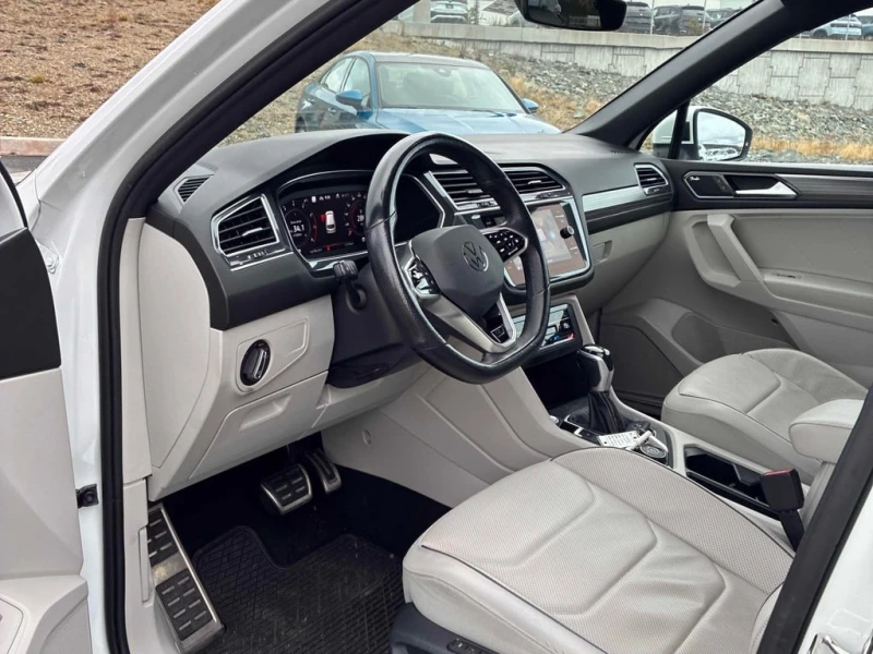 VW Tiguan Highline R Line * PANO* NAVI* HEATED SEATS, снимка 5 - Автомобили и джипове - 53435084
