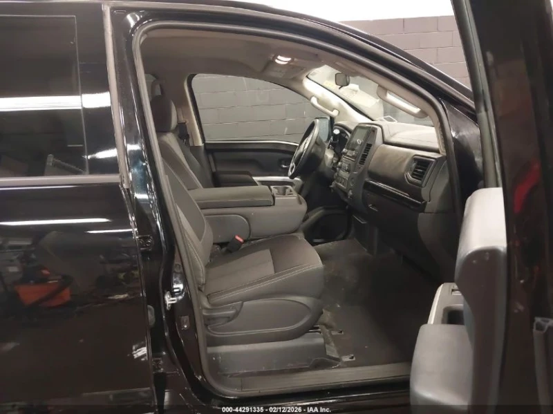Nissan Titan crew cab 5.6l Titan Sv 4X4, снимка 5 - Автомобили и джипове - 53570893