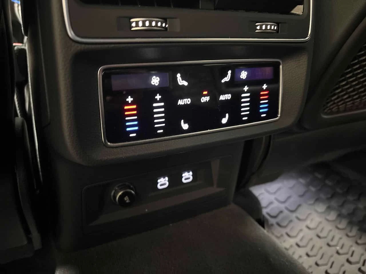 Audi RSQ8 * 4.0 TFSI quattro * CARFAX * B&O* ПАНО* ОБДУХВАНЕ - изображение 10