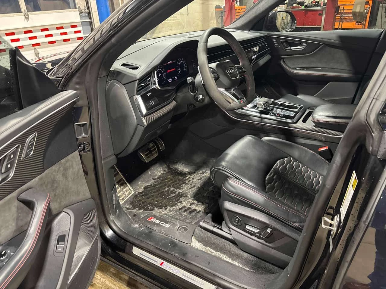 Audi RSQ8 * 4.0 TFSI quattro * CARFAX * B&O* ПАНО* ОБДУХВАНЕ - изображение 5