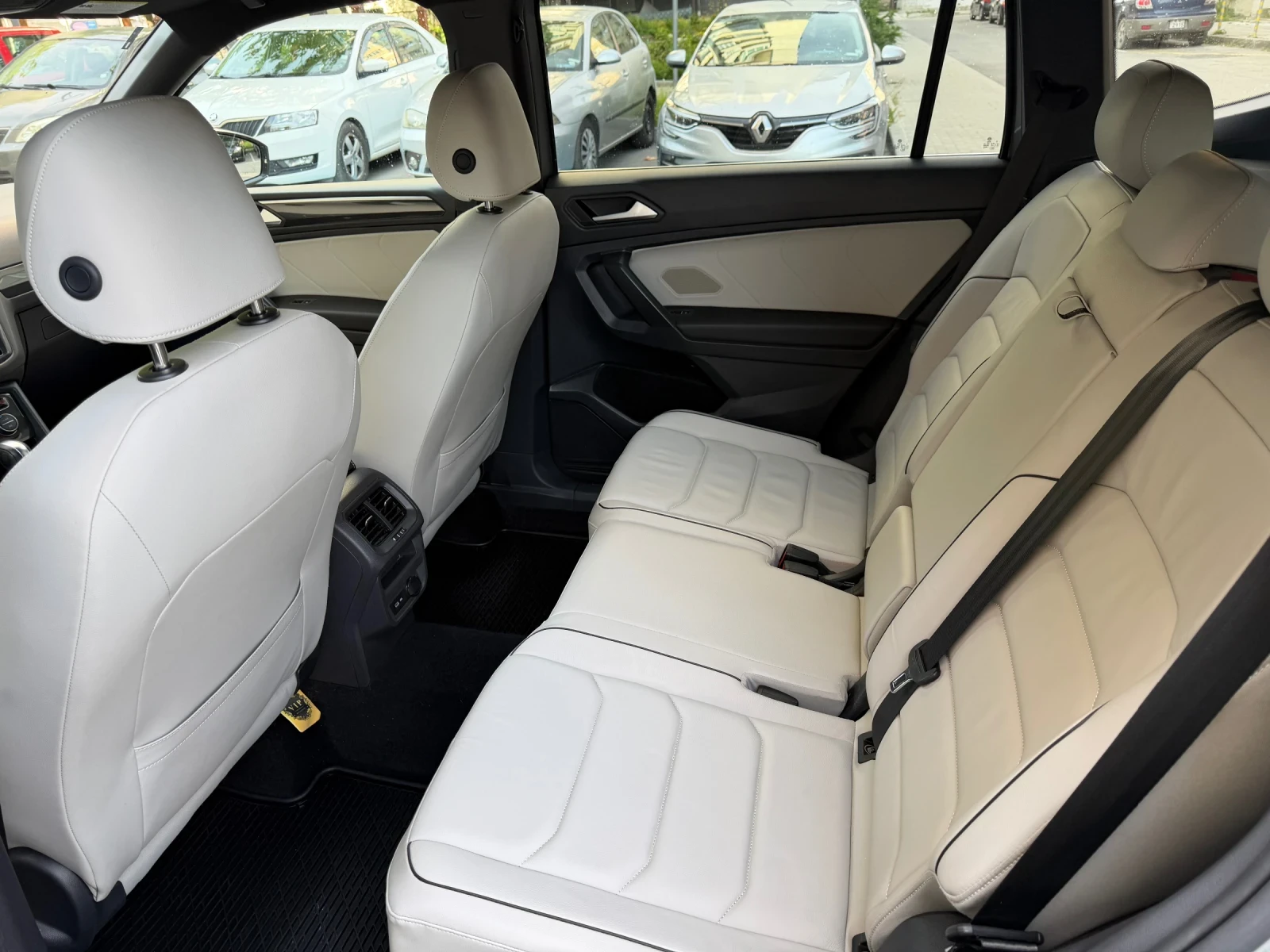 VW Tiguan PREMIUM R-LINE, снимка 9 - Автомобили и джипове - 54620060