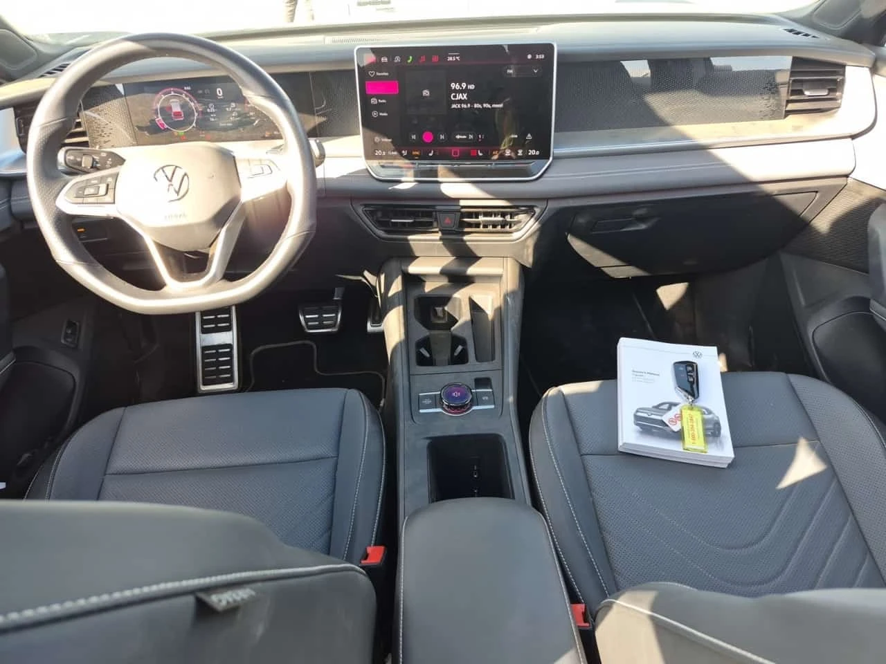 VW Tiguan * Comfortline R Line Black Edition * CARFAX * , снимка 2 - Автомобили и джипове - 56255901
