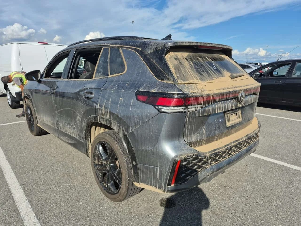 VW Tiguan * Comfortline R Line Black Edition * CARFAX * , снимка 3 - Автомобили и джипове - 56255901
