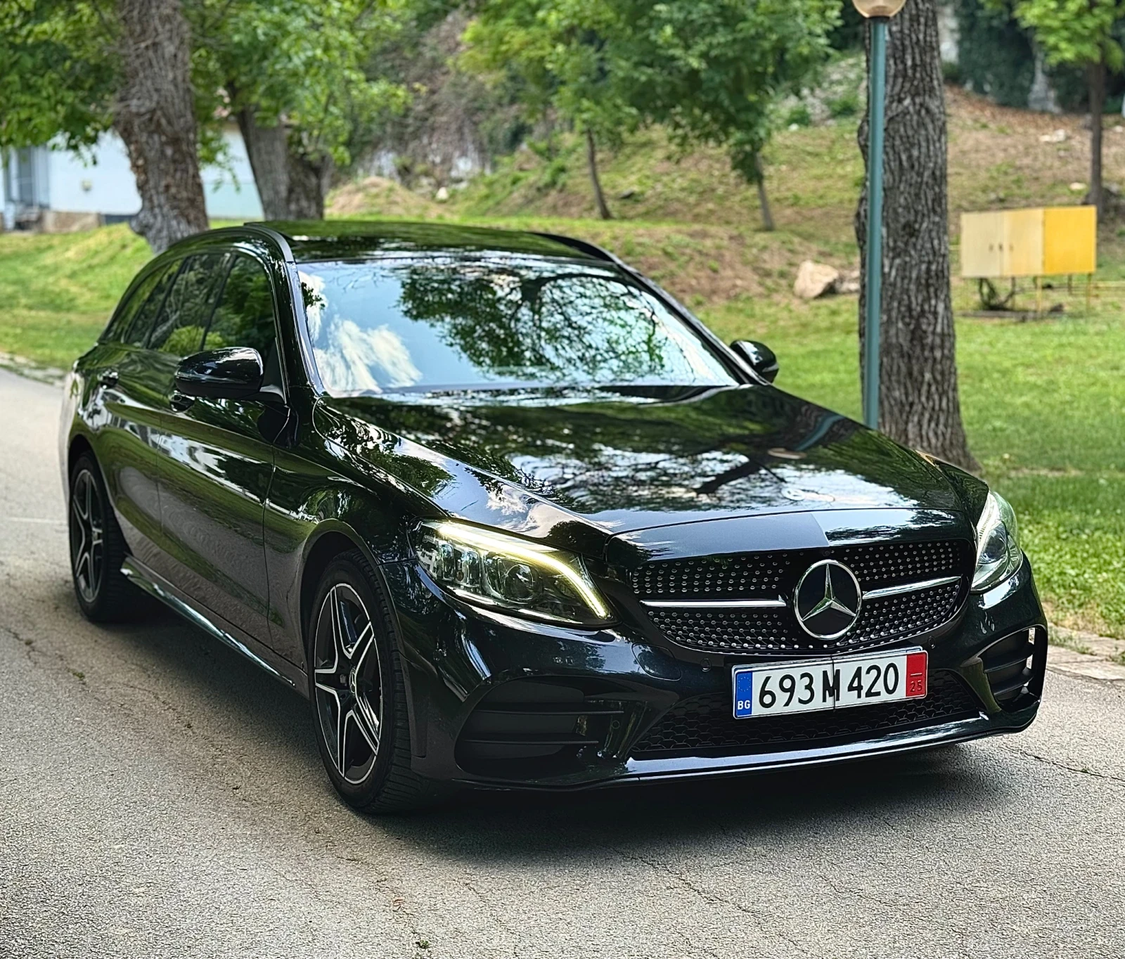 Mercedes-Benz C 220 4MATIC* 4X4* AMG LINE* PANORAMA* DIGITAL* BURMESTE - изображение 3