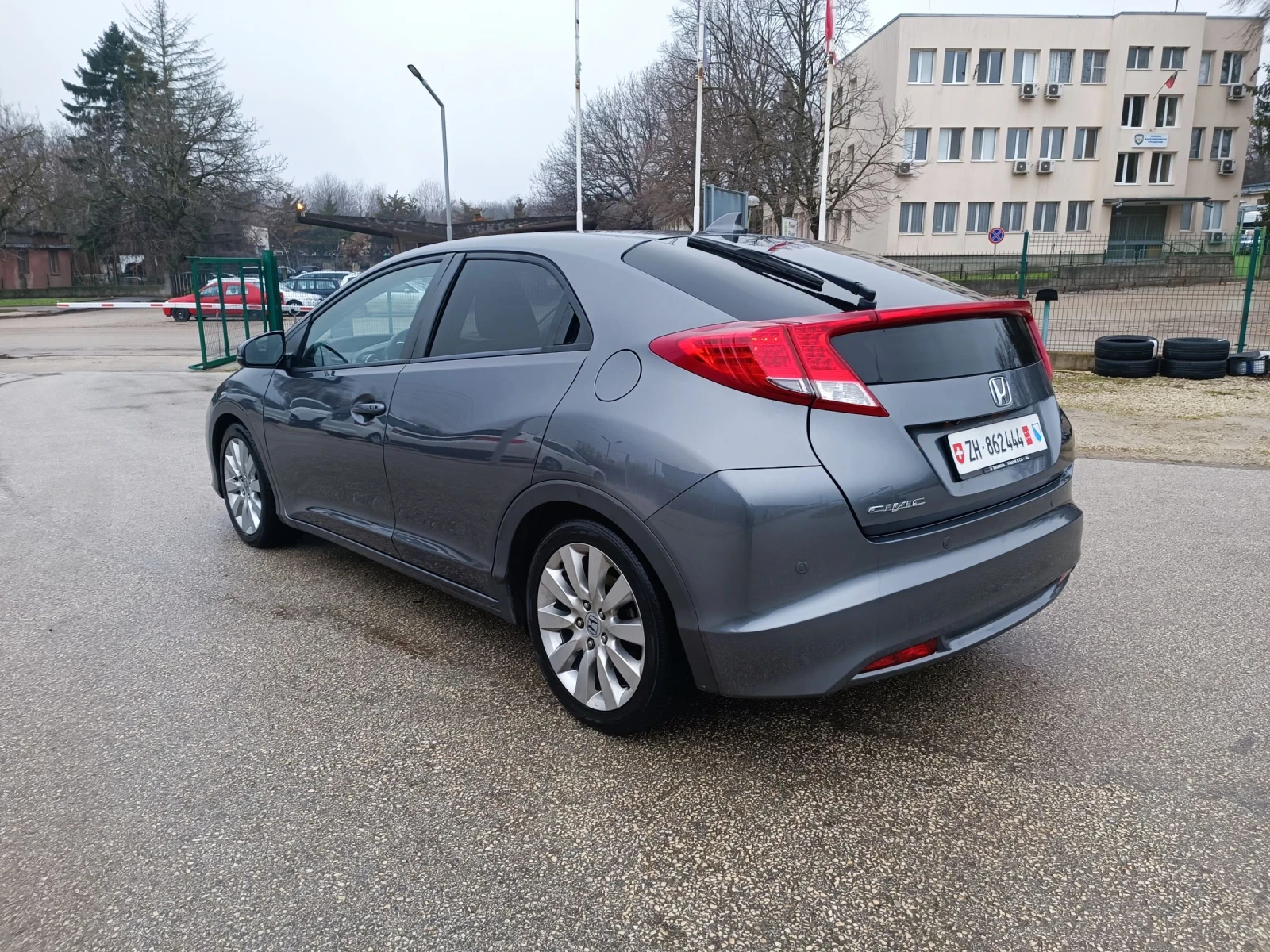 Honda Civic 1.8i-140кс-ШВЕЙЦАРИЯ-РЪЧКА-ДИСТРОНИК-FULL екстри, снимка 5 - Автомобили и джипове - 54001133