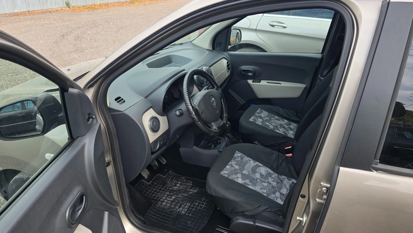 Dacia Lodgy 1.5 DCI, снимка 7 - Автомобили и джипове - 56684044