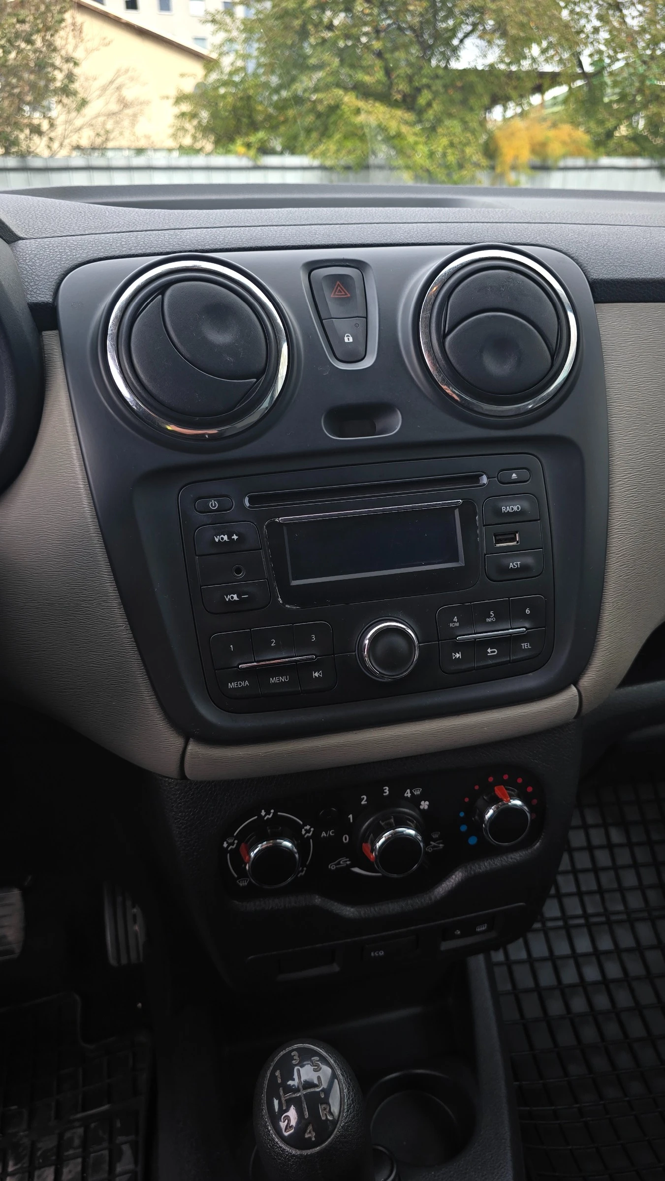 Dacia Lodgy 1.5 DCI, снимка 8 - Автомобили и джипове - 56684044