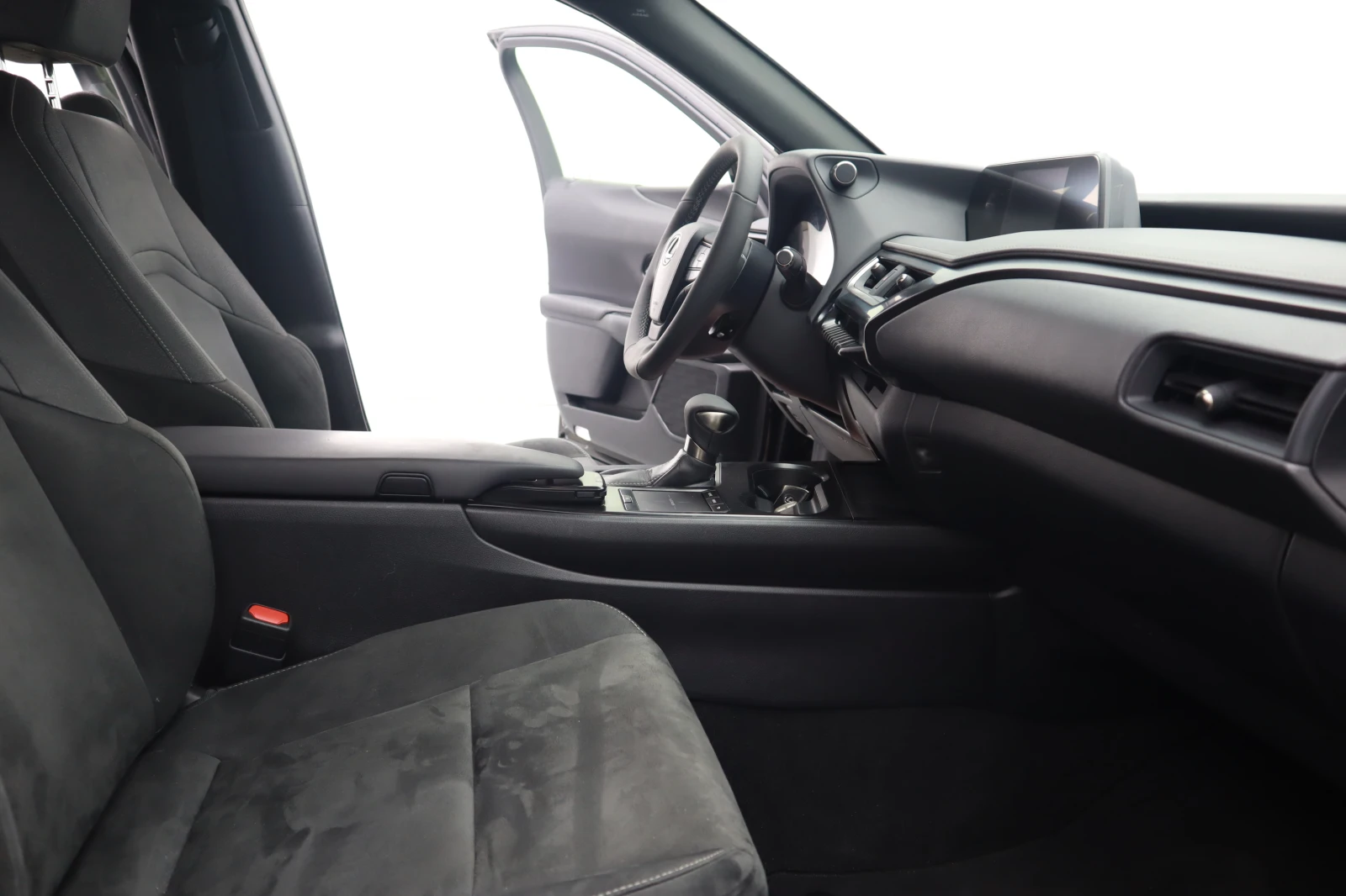 Lexus UX 250h  - изображение 10