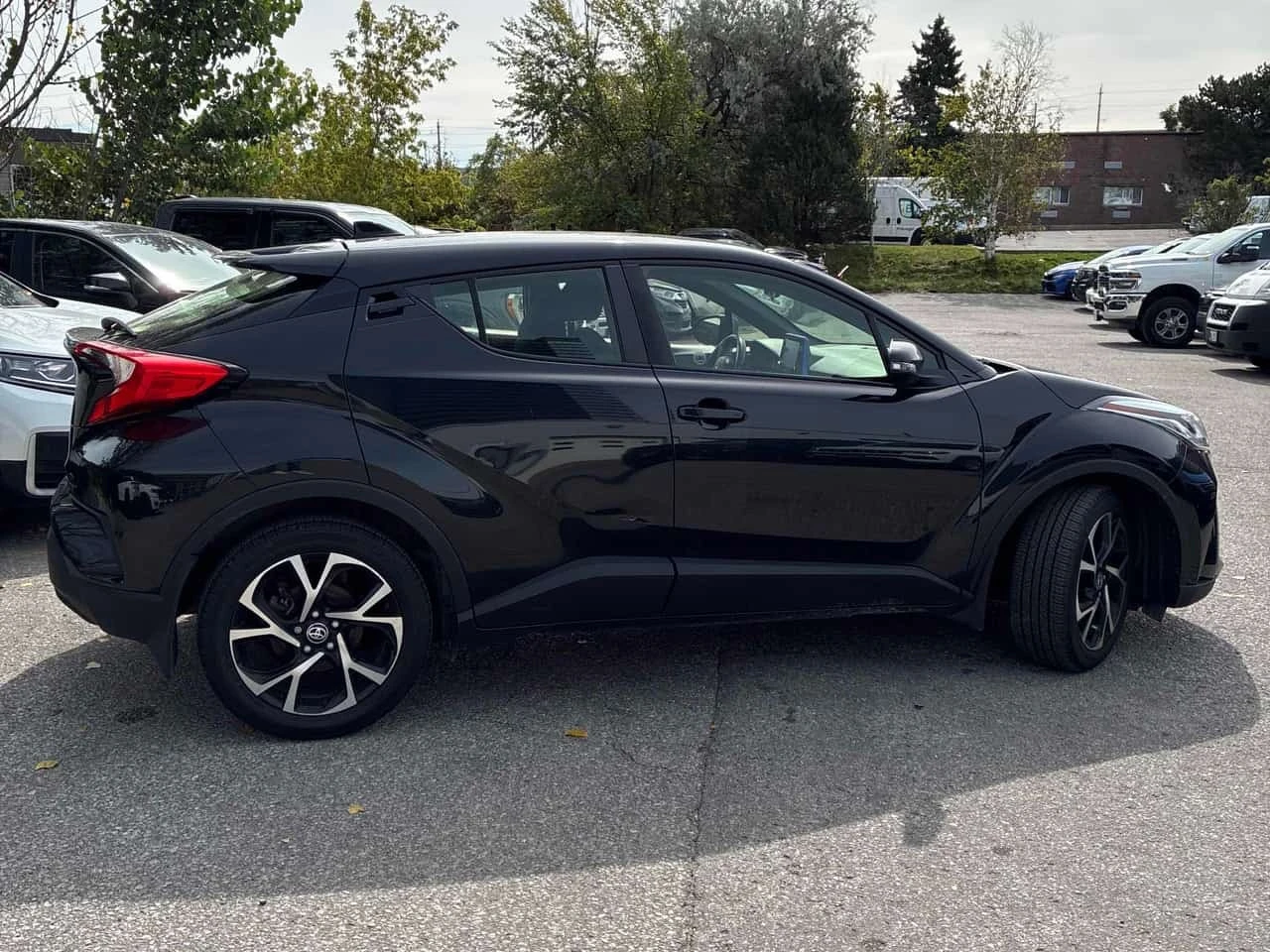 Toyota C-HR XLE Premium | CARFAX | АВТОФИНАНСИРАНЕ, снимка 4 - Автомобили и джипове - 56185752